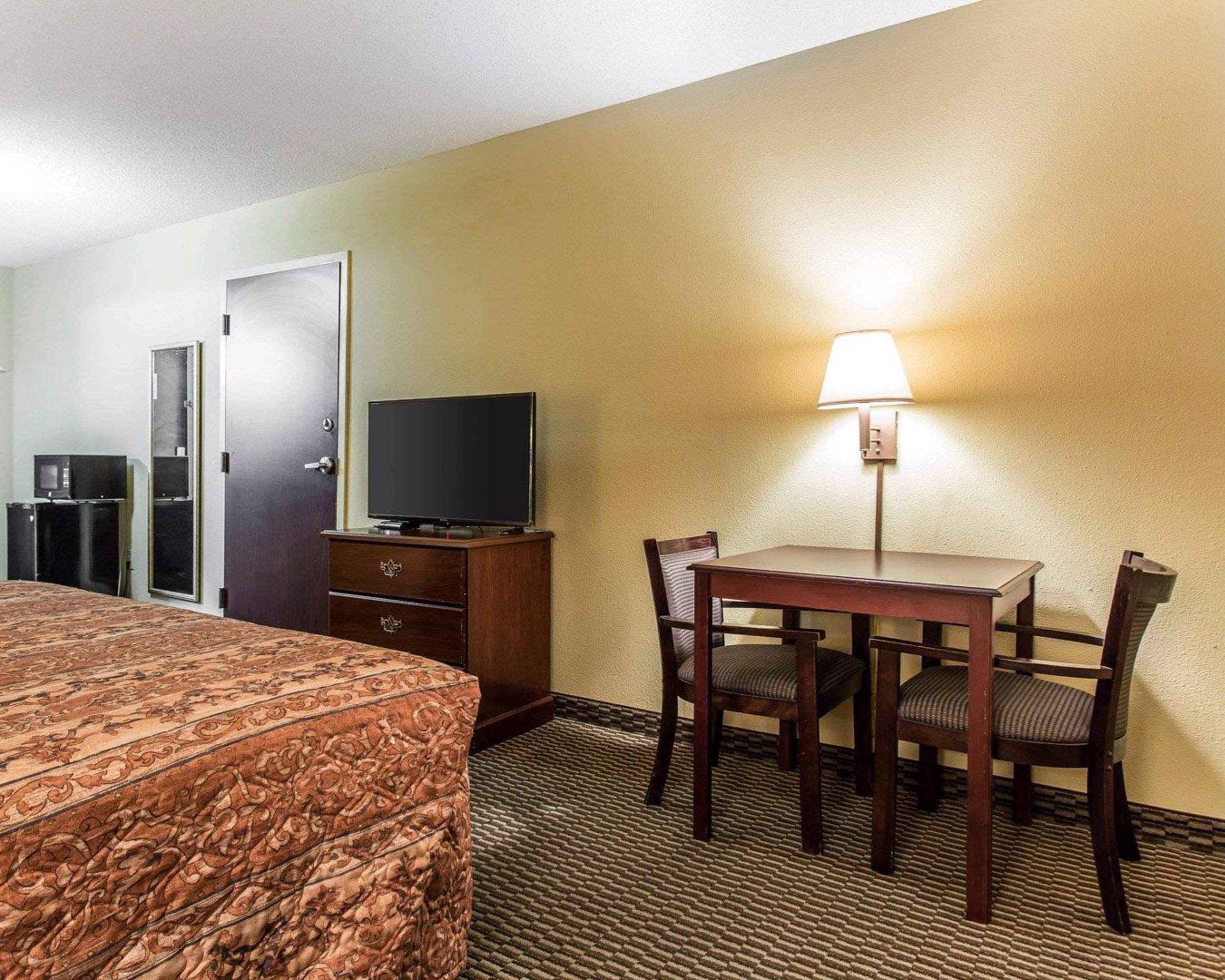Rodeway Inn Forest Park Exterior foto